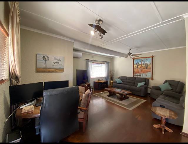 5 BEDROOM HOUSE FOR SALE IN JACKAROO PARK